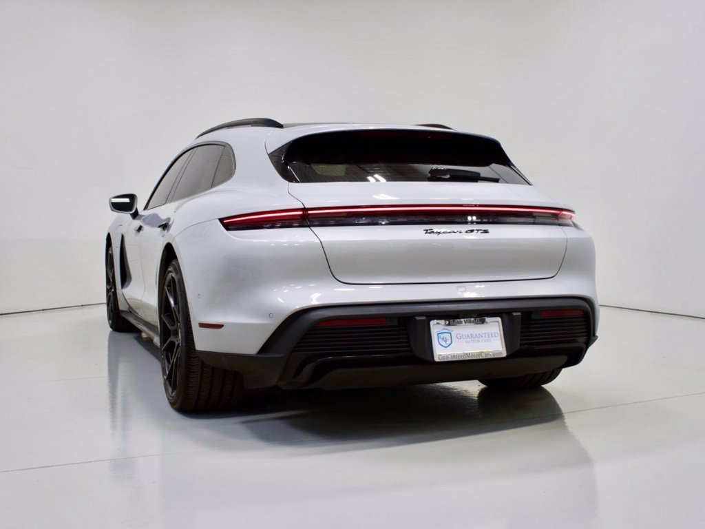 Photo 16 of this Porsche Taycan