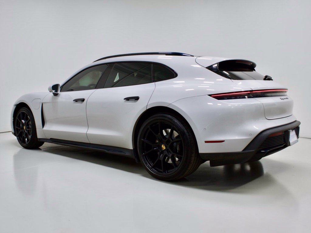 Photo 18 of this Porsche Taycan