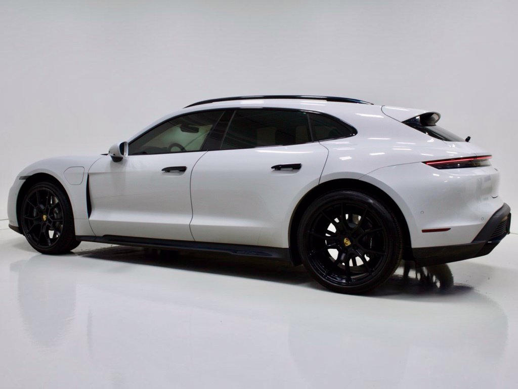 Photo 19 of this Porsche Taycan