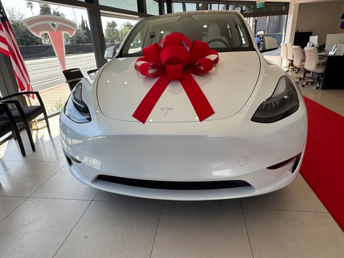 2024 Tesla Model Y Long Range - Photo 2