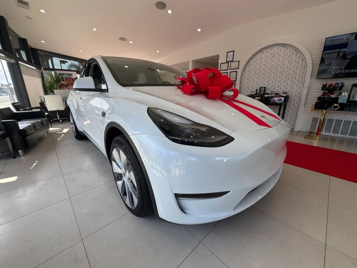 2024 Tesla Model Y Long Range - Photo 3