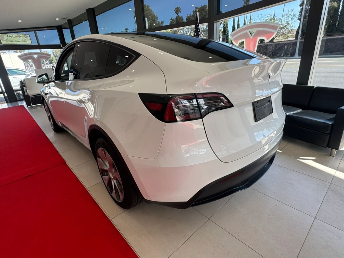 2024 Tesla Model Y Long Range - Photo 5