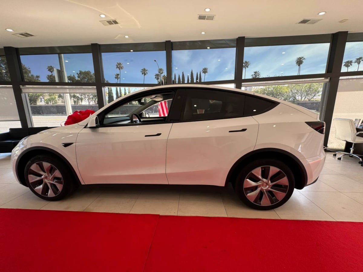 2024 Tesla Model Y Long Range - Photo 9