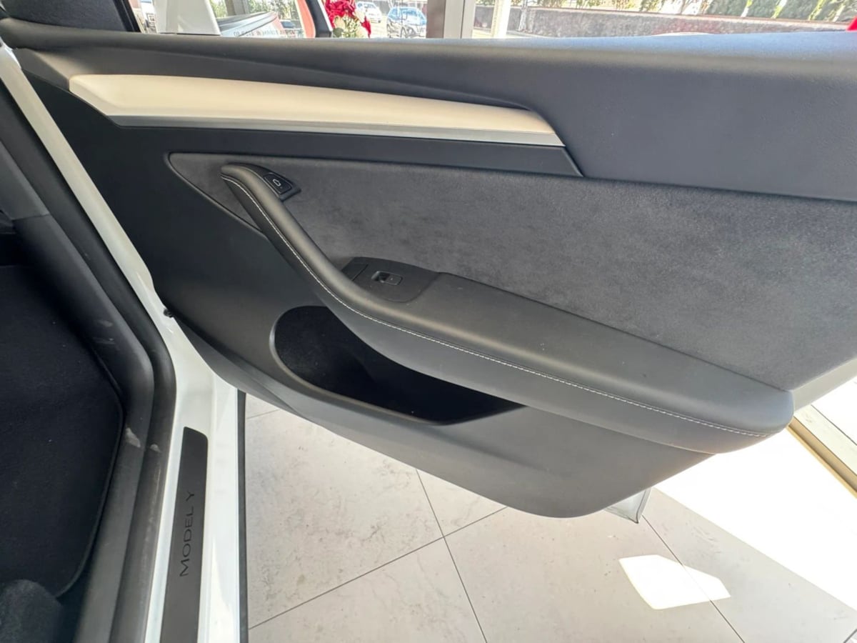 2024 Tesla Model Y Long Range - Photo 23