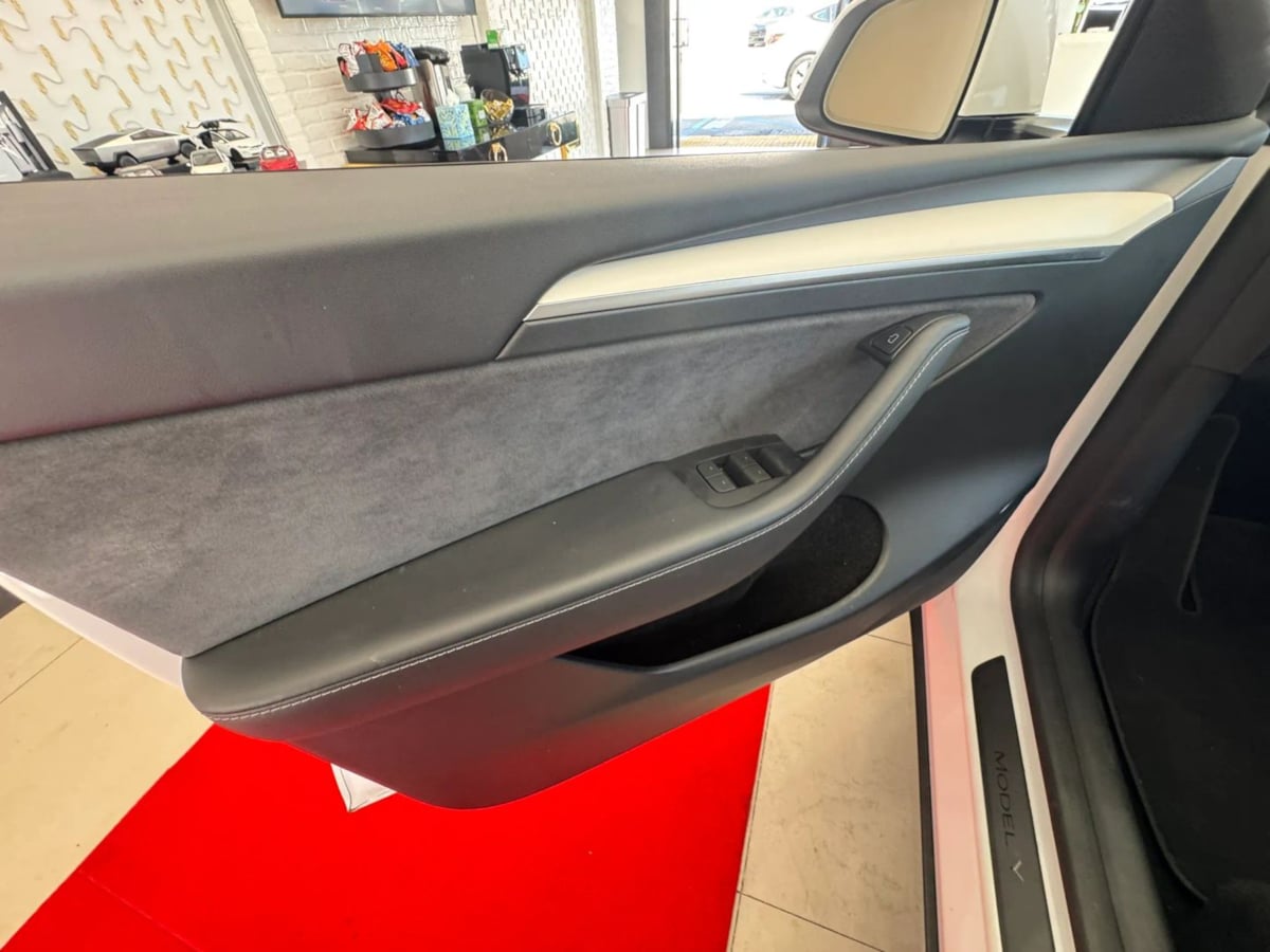2024 Tesla Model Y Long Range - Photo 24