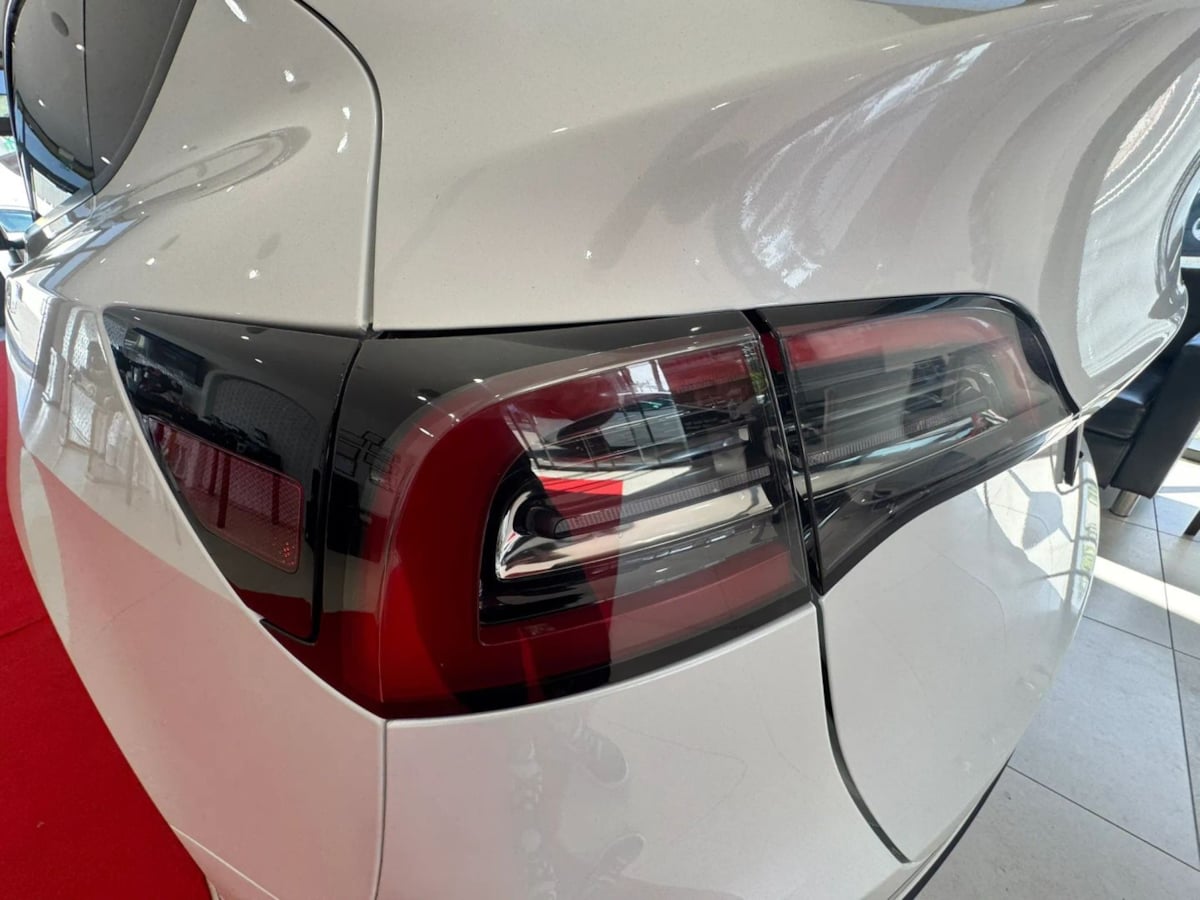 2024 Tesla Model Y Long Range - Photo 33