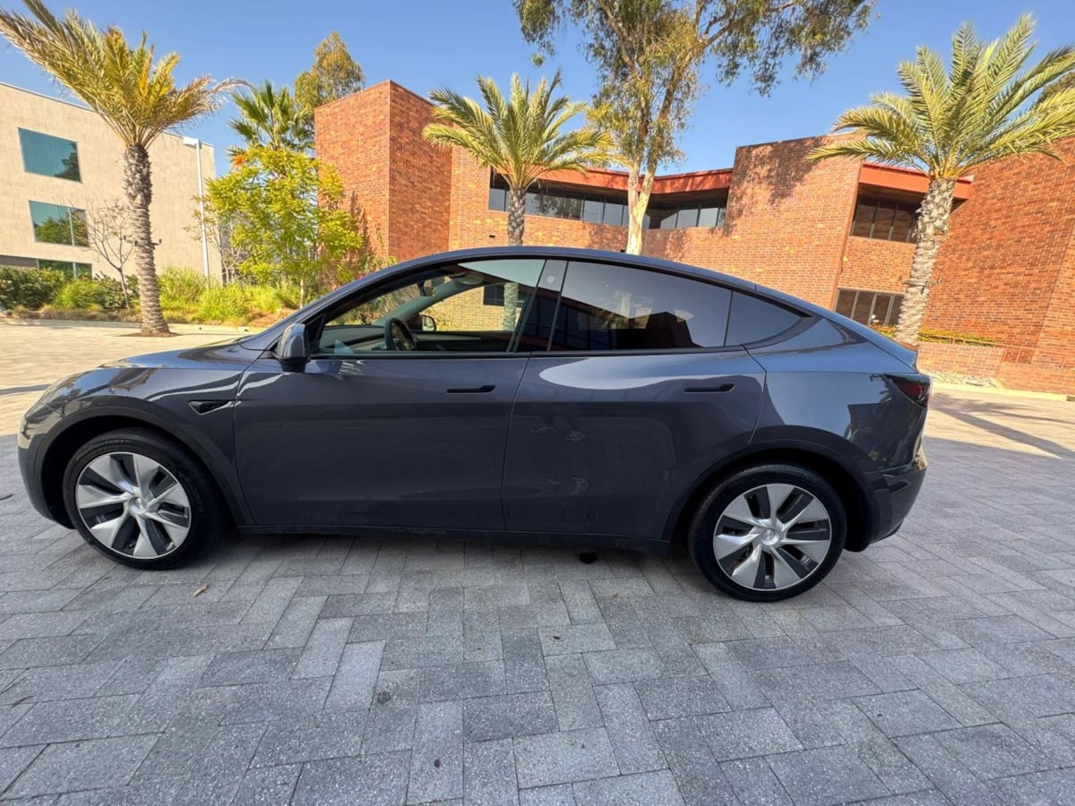 2024 Tesla Model Y Long Range - Photo 8