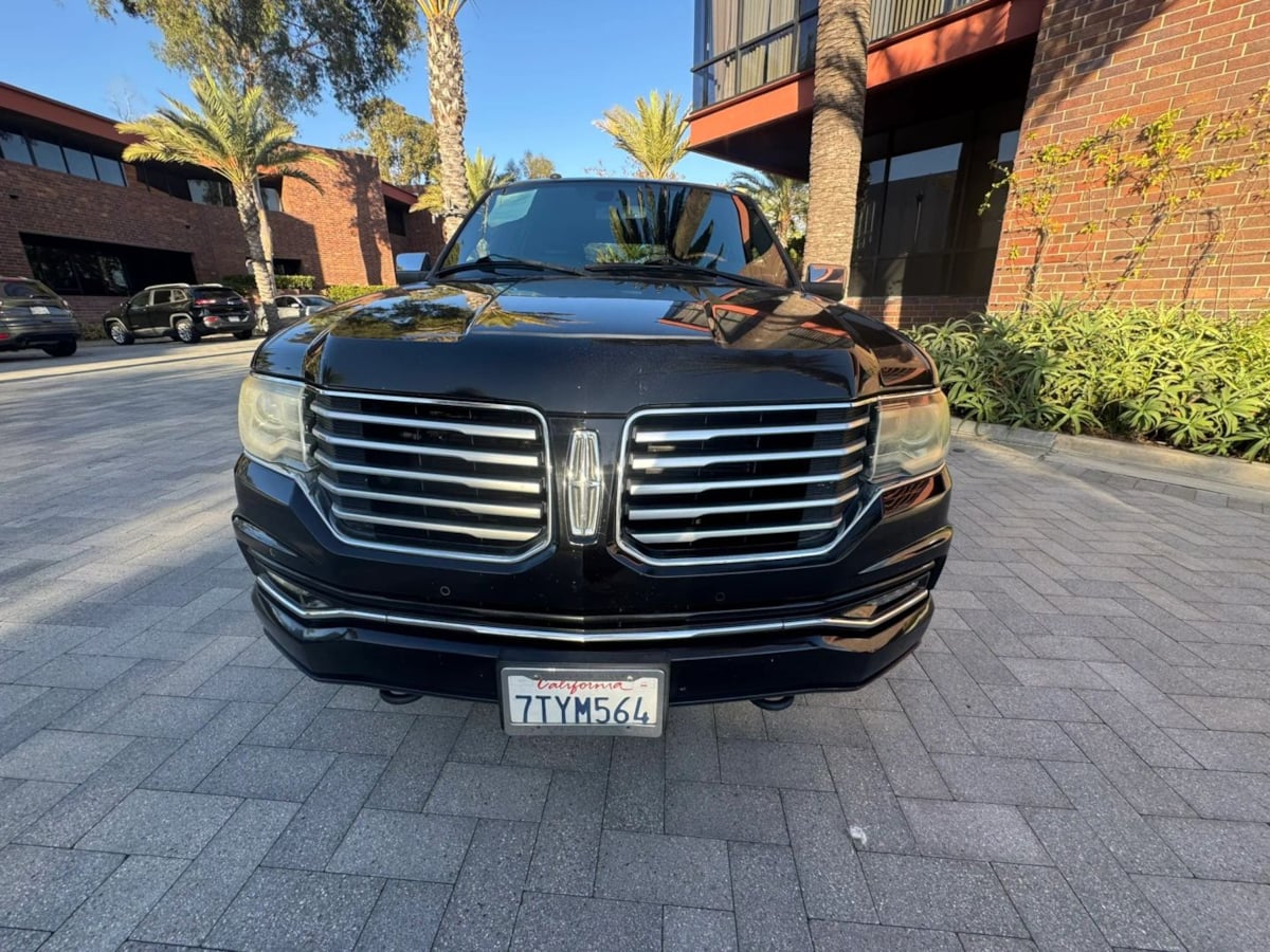 Photo 2 of this Lincoln Navigator