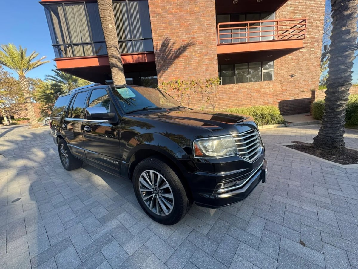 Photo 3 of this Lincoln Navigator
