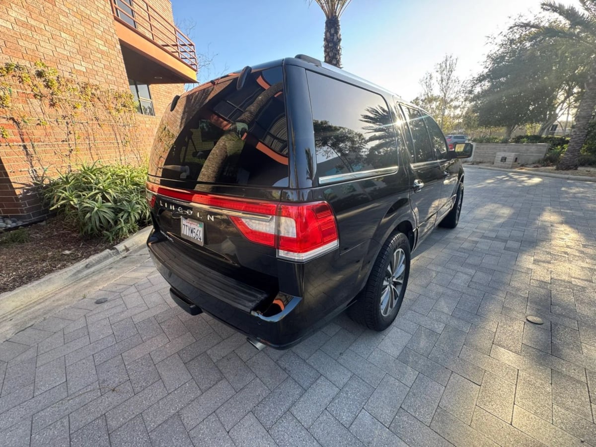Photo 4 of this Lincoln Navigator