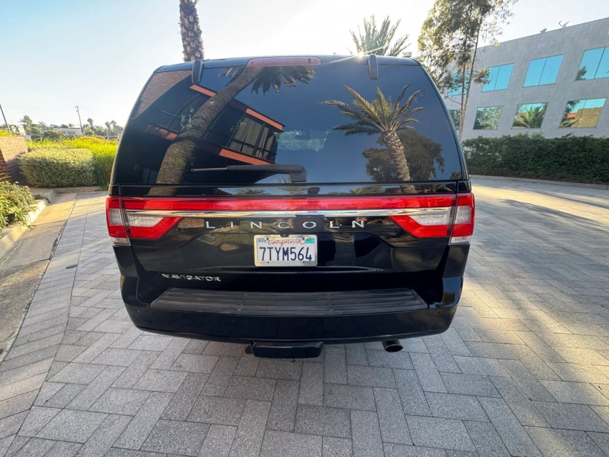 Photo 5 of this Lincoln Navigator