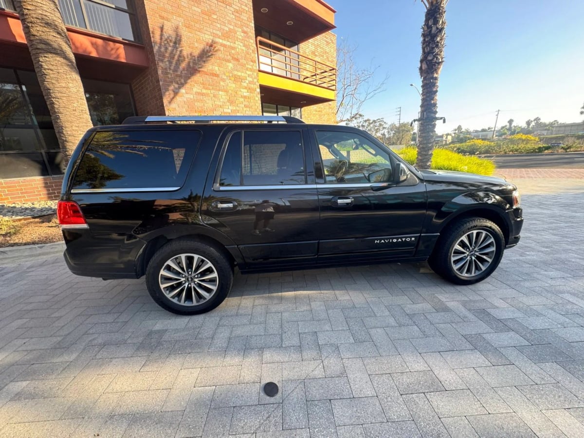 Photo 7 of this Lincoln Navigator