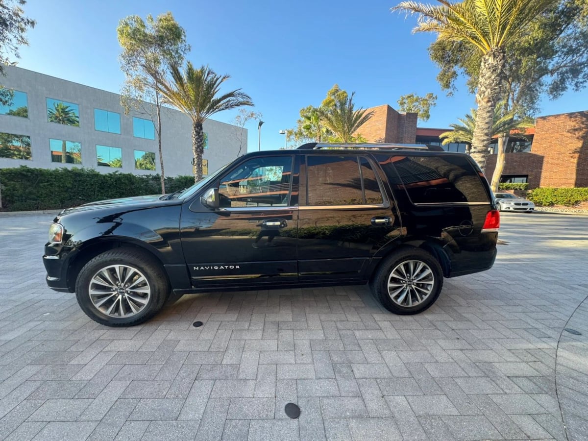 Photo 8 of this Lincoln Navigator