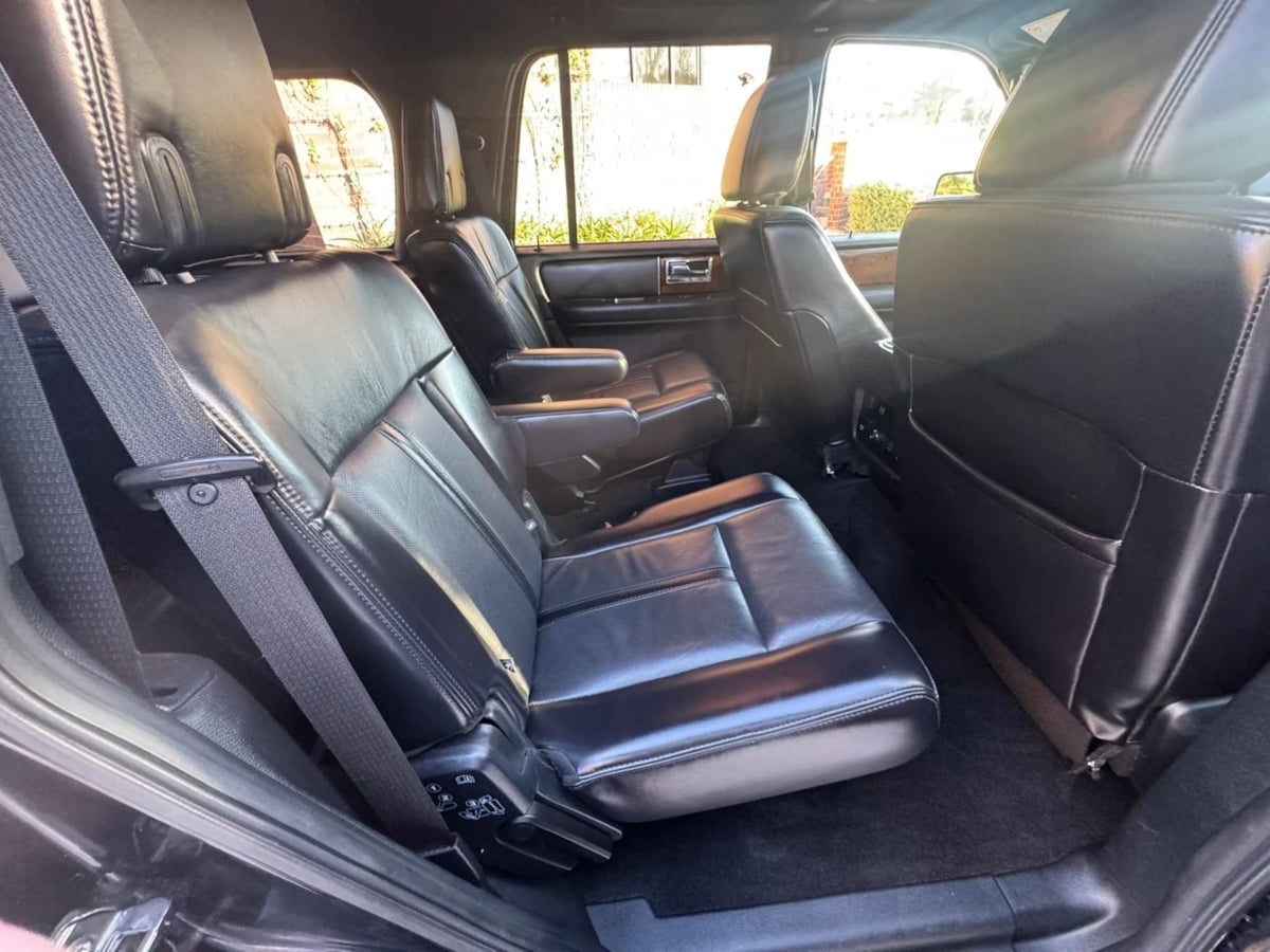 Photo 11 of this Lincoln Navigator