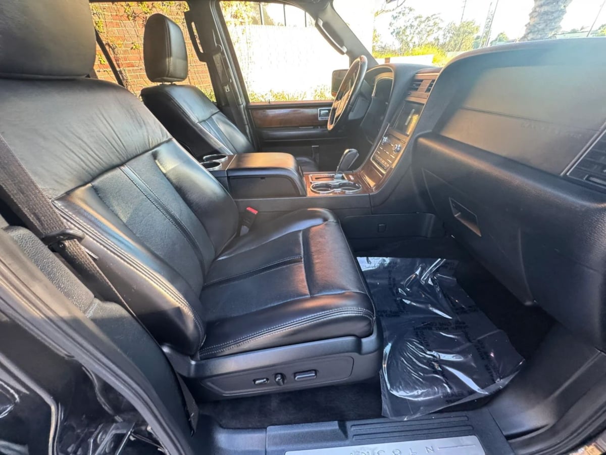 Photo 12 of this Lincoln Navigator