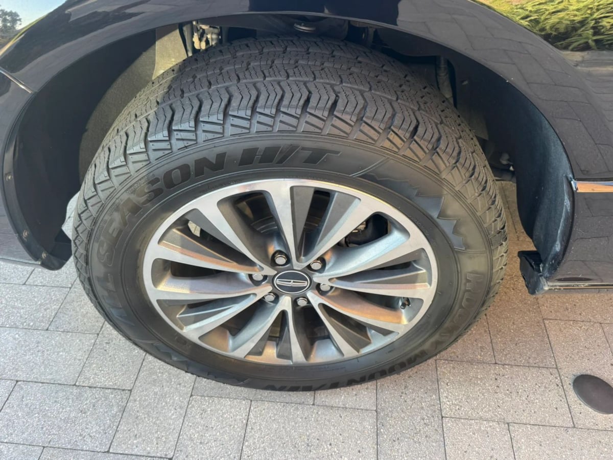 Photo 25 of this Lincoln Navigator