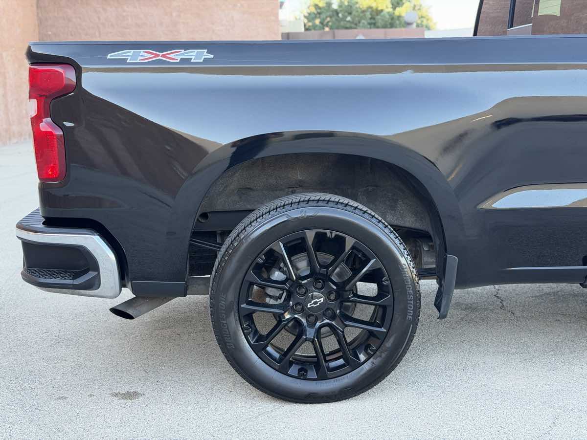 Photo 11 of this Chevrolet Silverado 1500