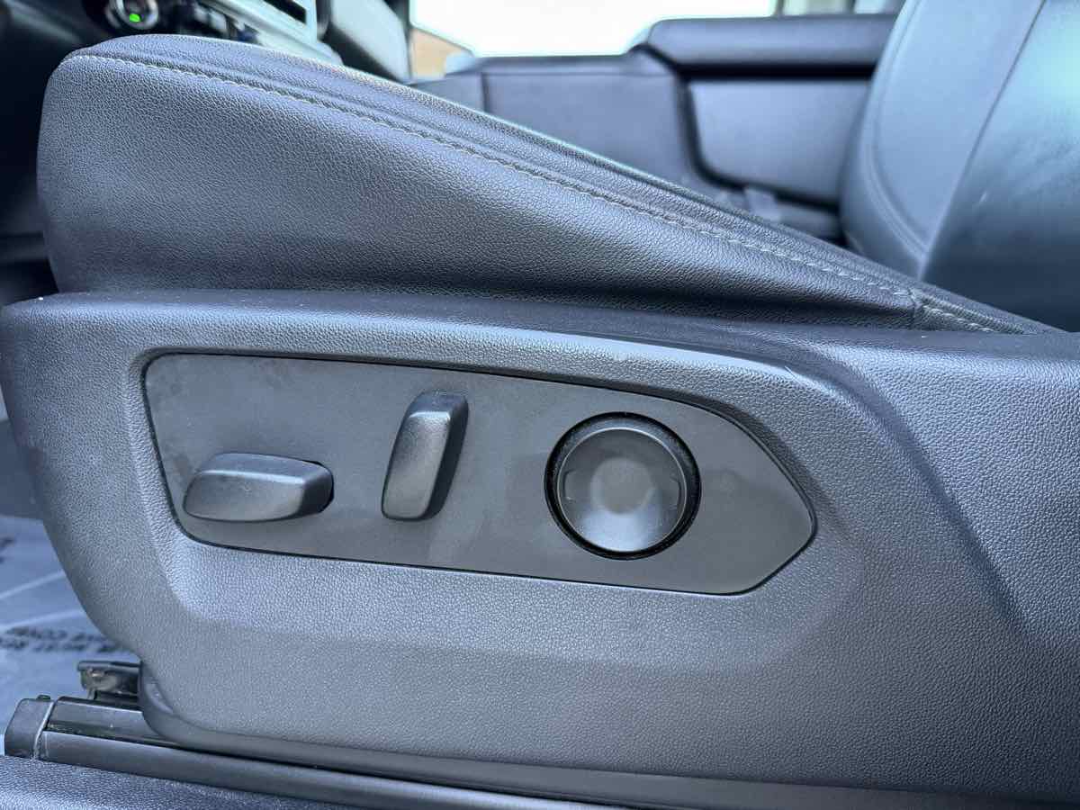 Photo 23 of this Chevrolet Silverado 1500