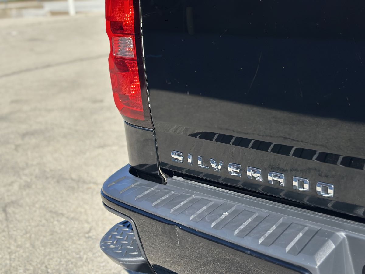 Photo 14 of this Chevrolet Silverado 1500