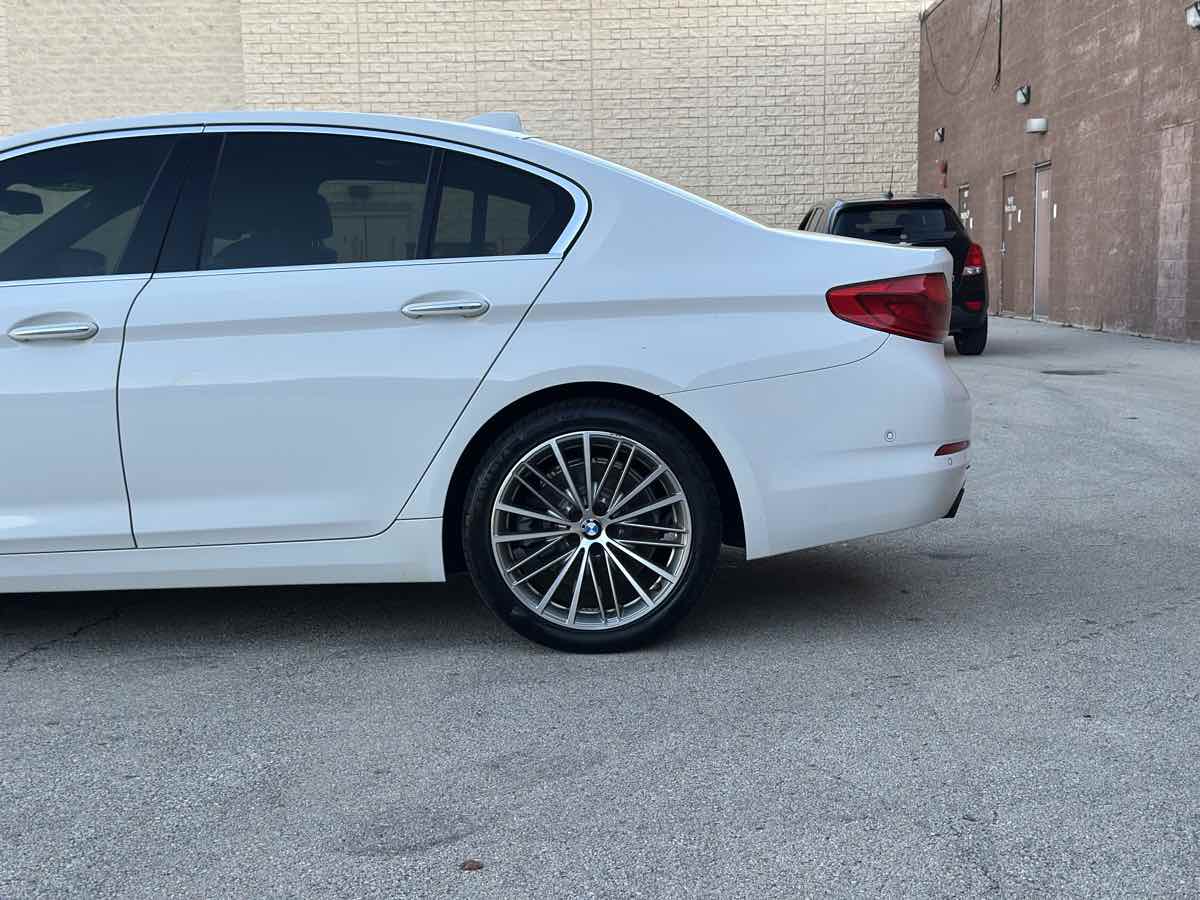 Photo 8 of this BMW 5 Series