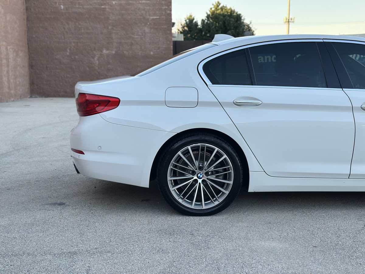 Photo 14 of this BMW 5 Series