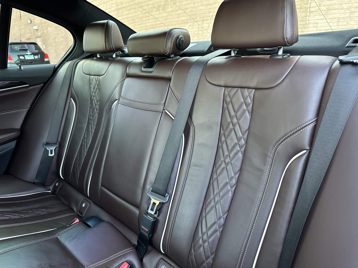 Photo 21 of this BMW 5 Series