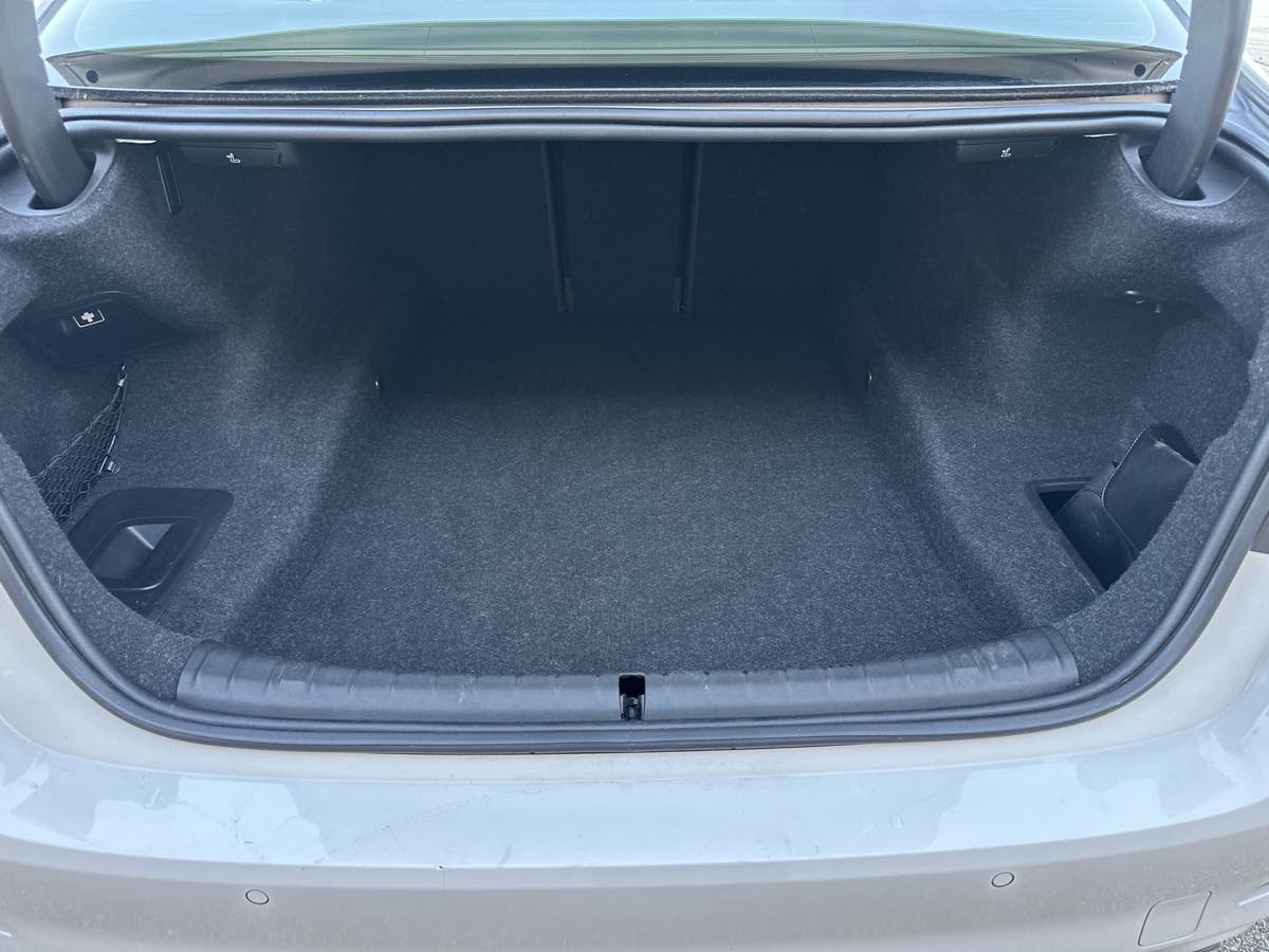 Photo 22 of this BMW 5 Series