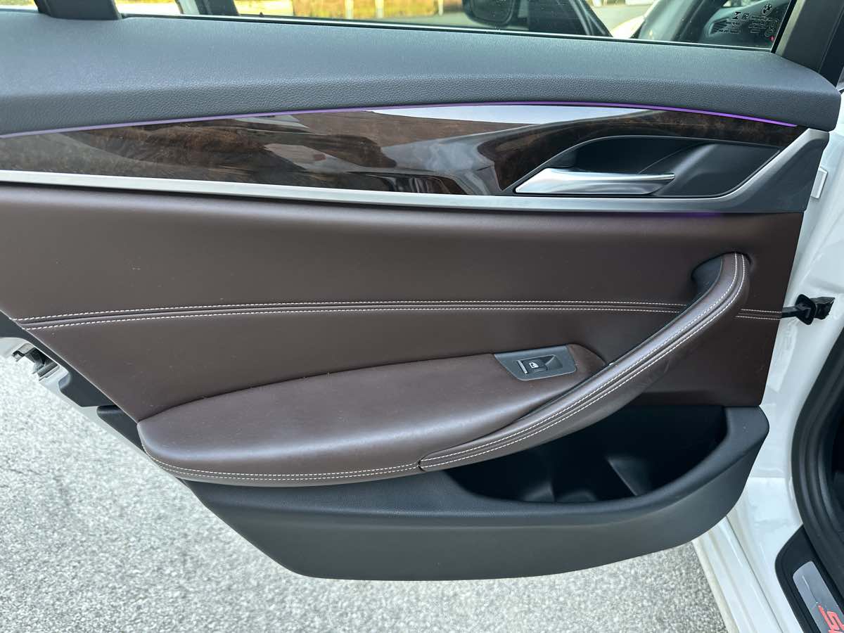 Photo 24 of this BMW 5 Series
