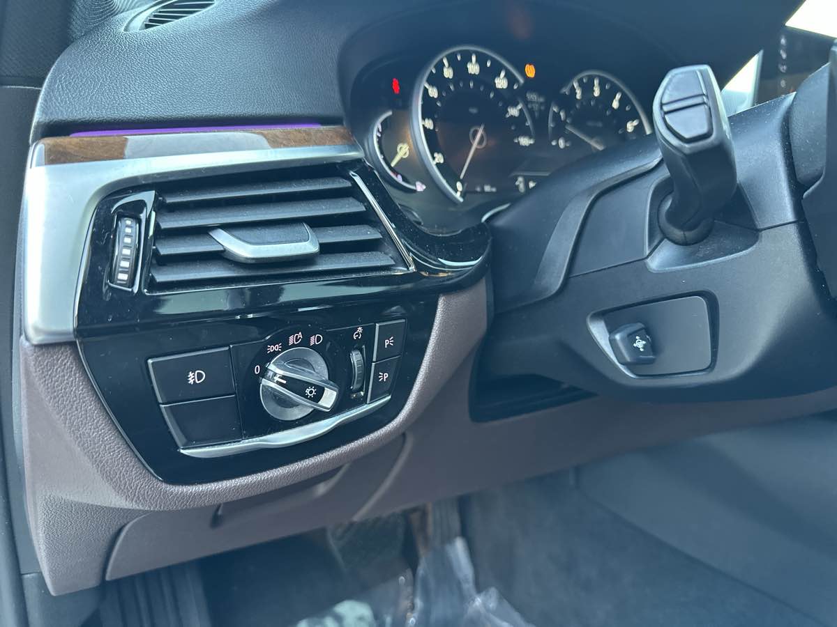 Photo 33 of this BMW 5 Series