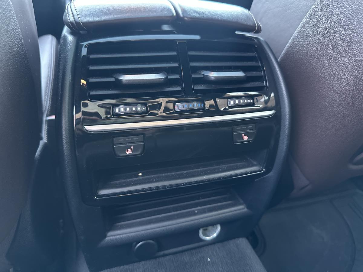 Photo 34 of this BMW 5 Series
