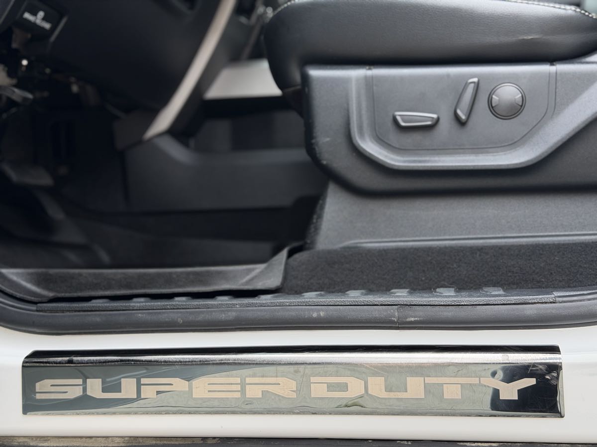 Photo 18 of this Ford Super Duty F-250 SRW