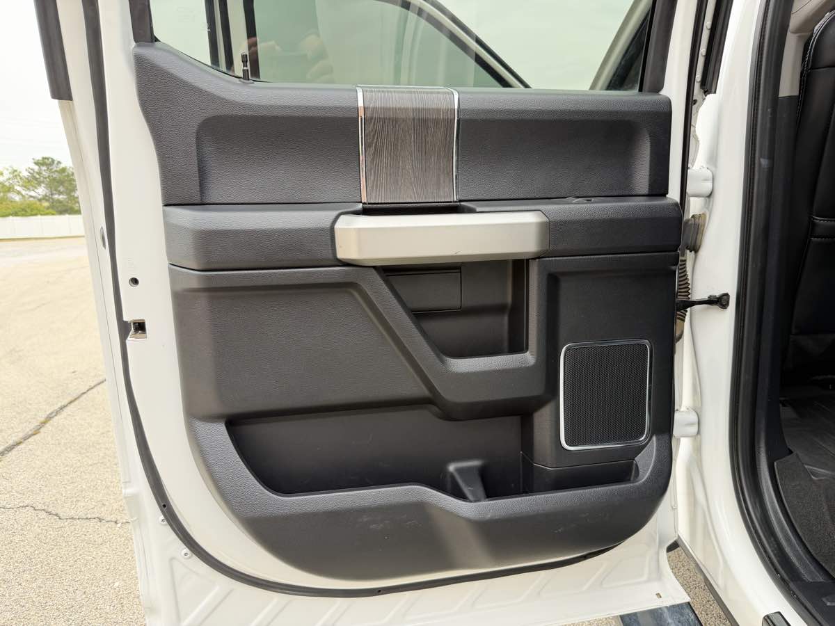 Photo 22 of this Ford Super Duty F-250 SRW