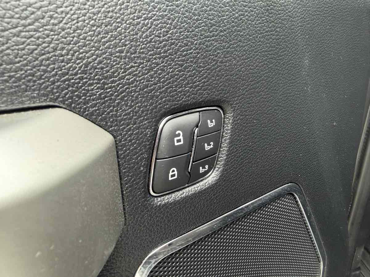Photo 25 of this Ford Super Duty F-250 SRW