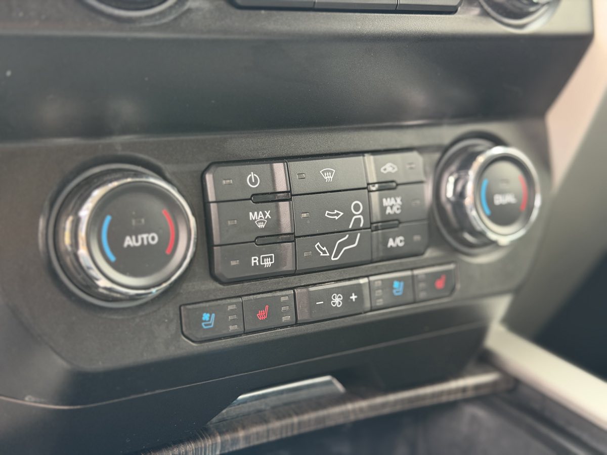 Photo 30 of this Ford Super Duty F-250 SRW