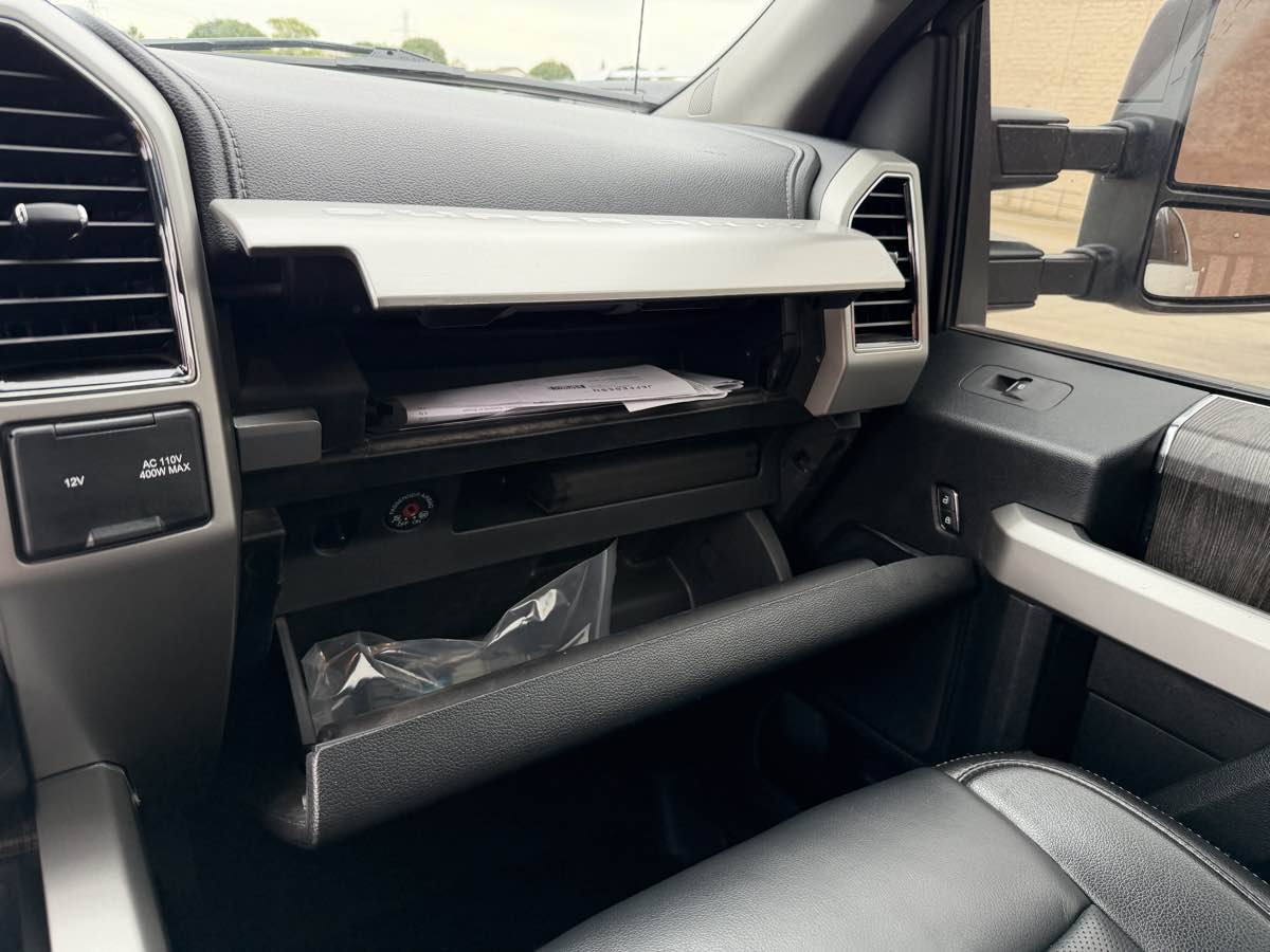 Photo 33 of this Ford Super Duty F-250 SRW