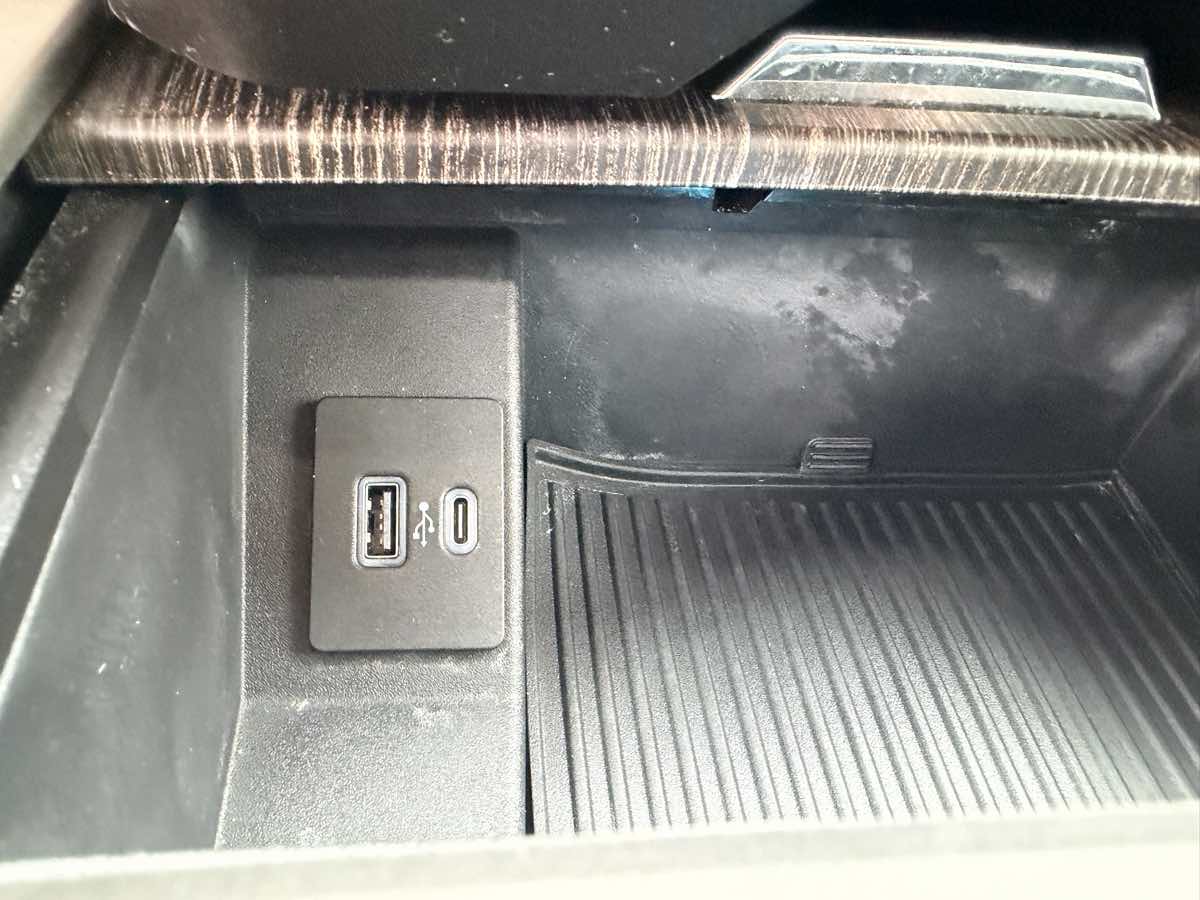 Photo 38 of this Ford Super Duty F-250 SRW