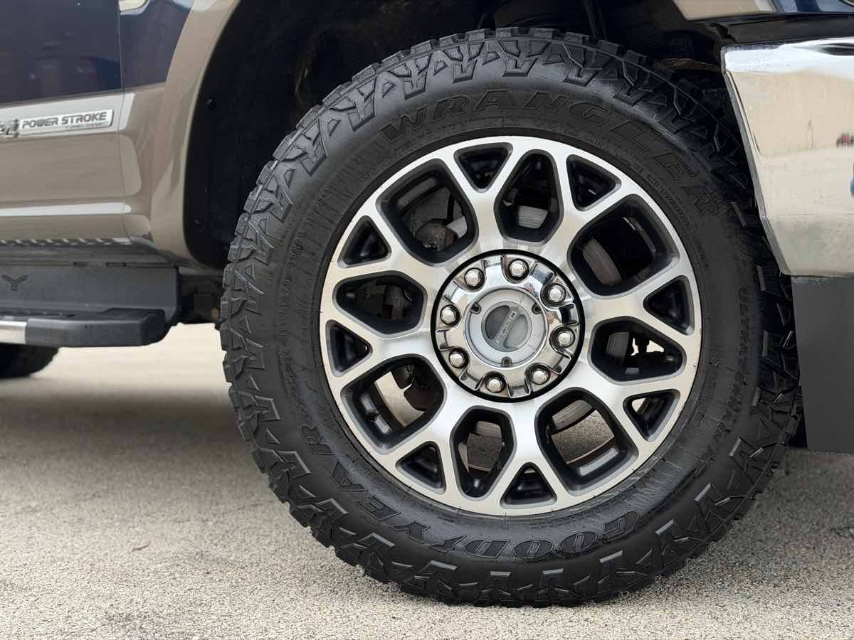 Photo 3 of this Ford Super Duty F-250 SRW