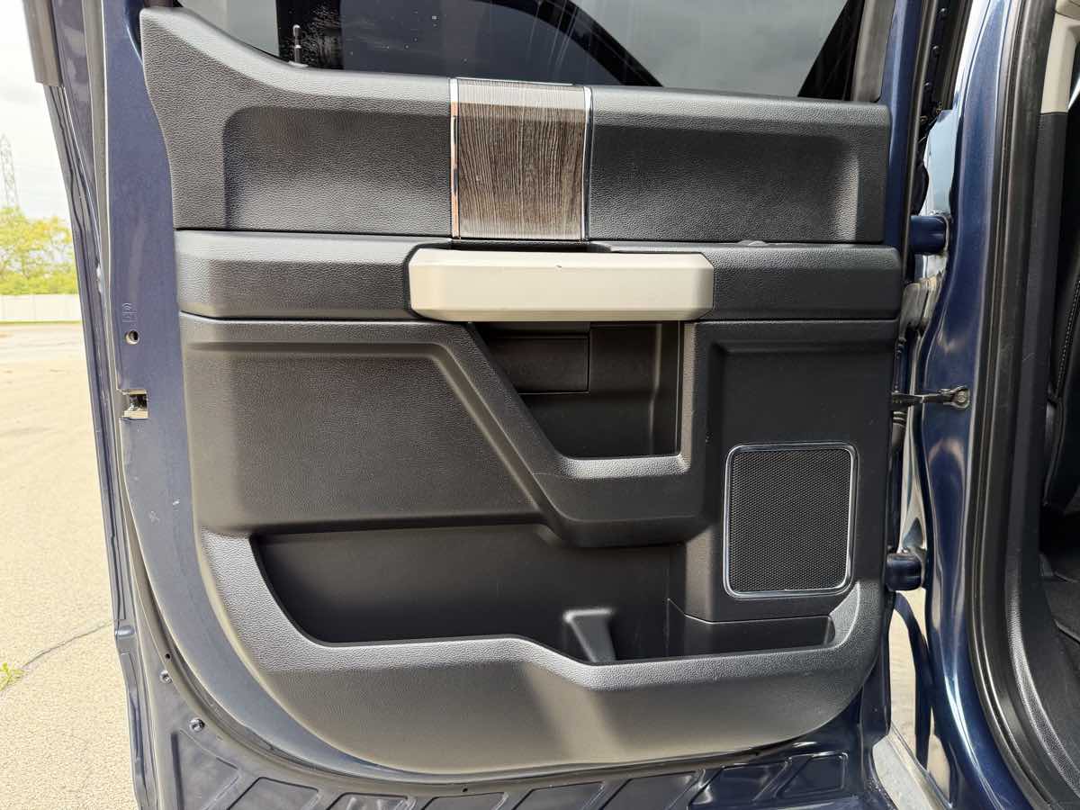Photo 27 of this Ford Super Duty F-250 SRW