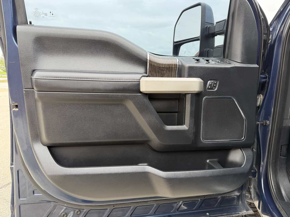 Photo 28 of this Ford Super Duty F-250 SRW