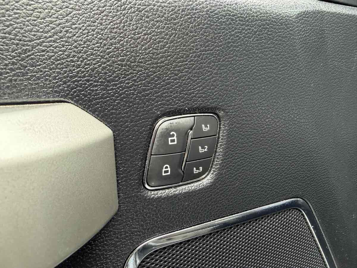 Photo 30 of this Ford Super Duty F-250 SRW