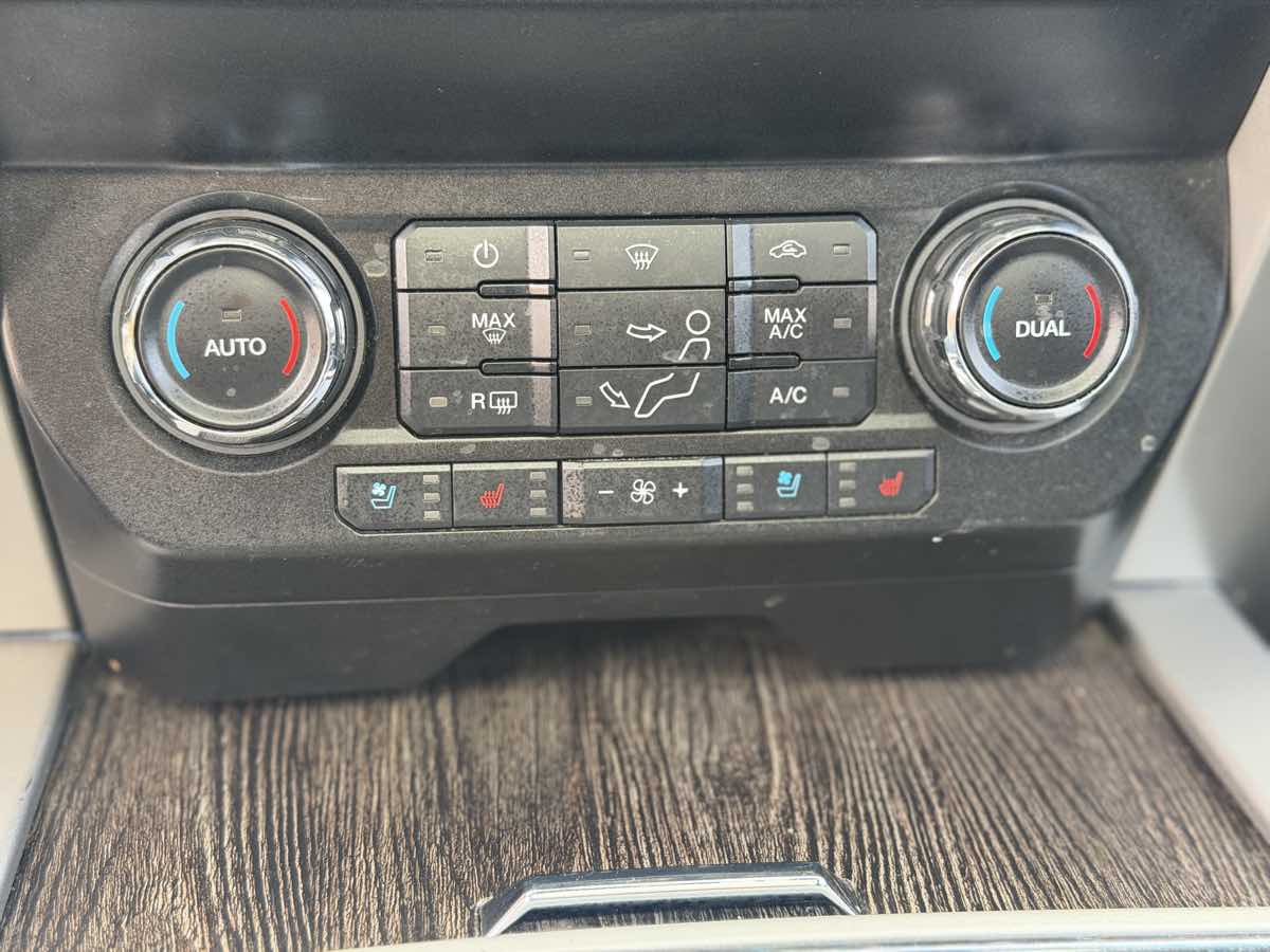 Photo 34 of this Ford Super Duty F-250 SRW