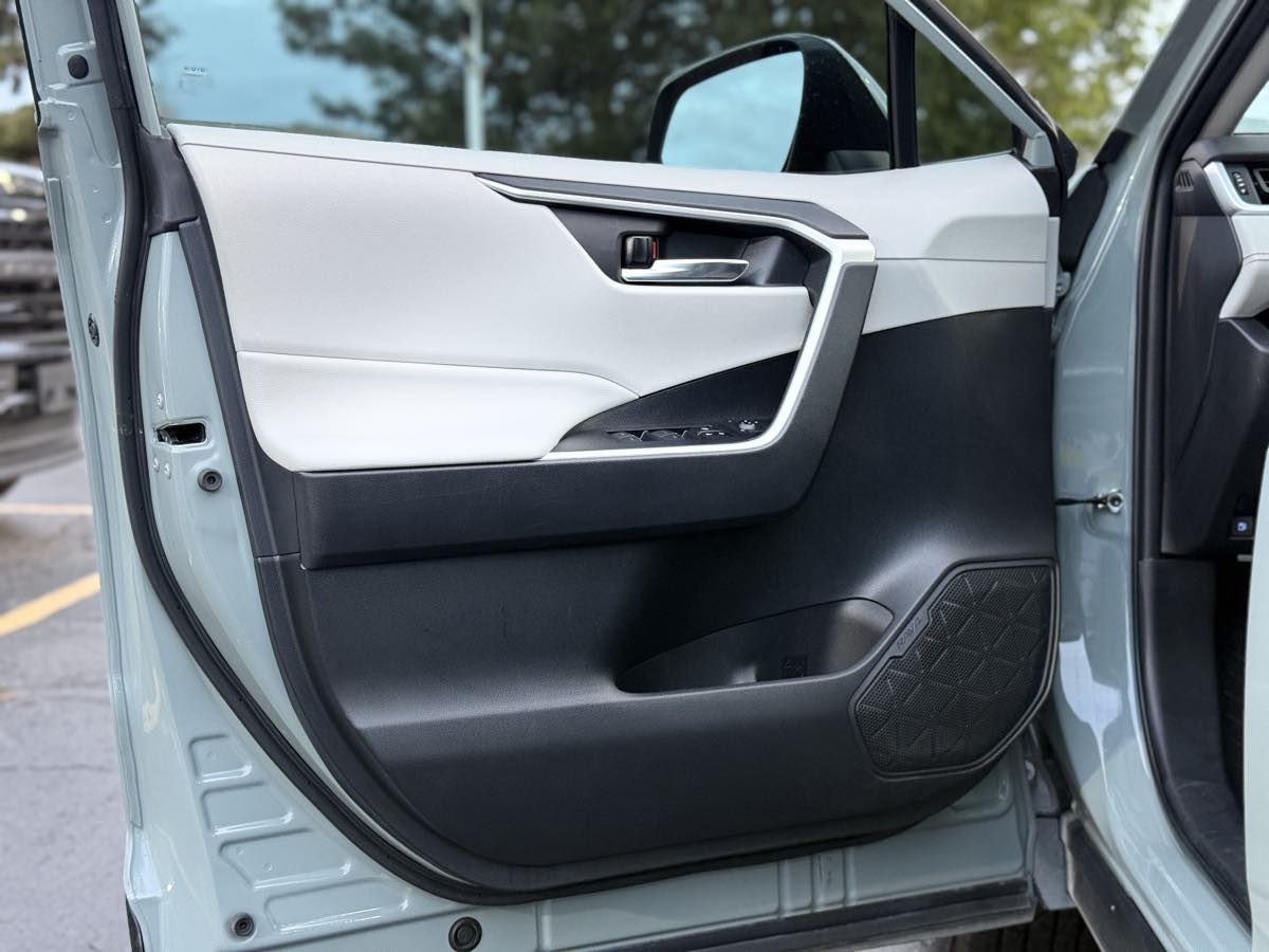 Photo 14 of this Toyota RAV4