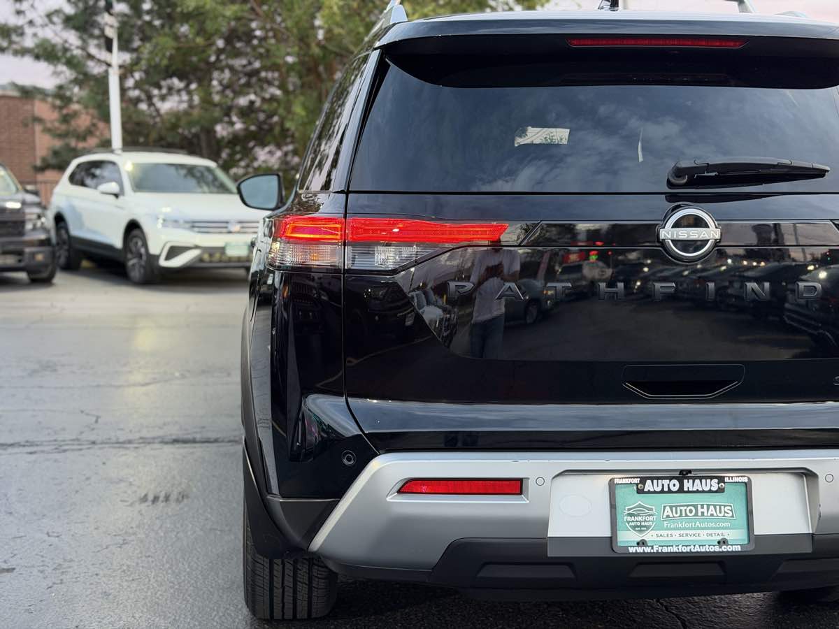 Photo 11 of this Nissan Pathfinder