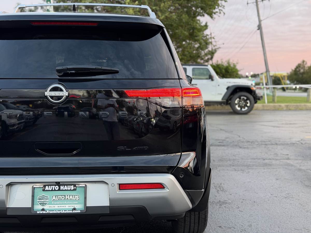 Photo 12 of this Nissan Pathfinder