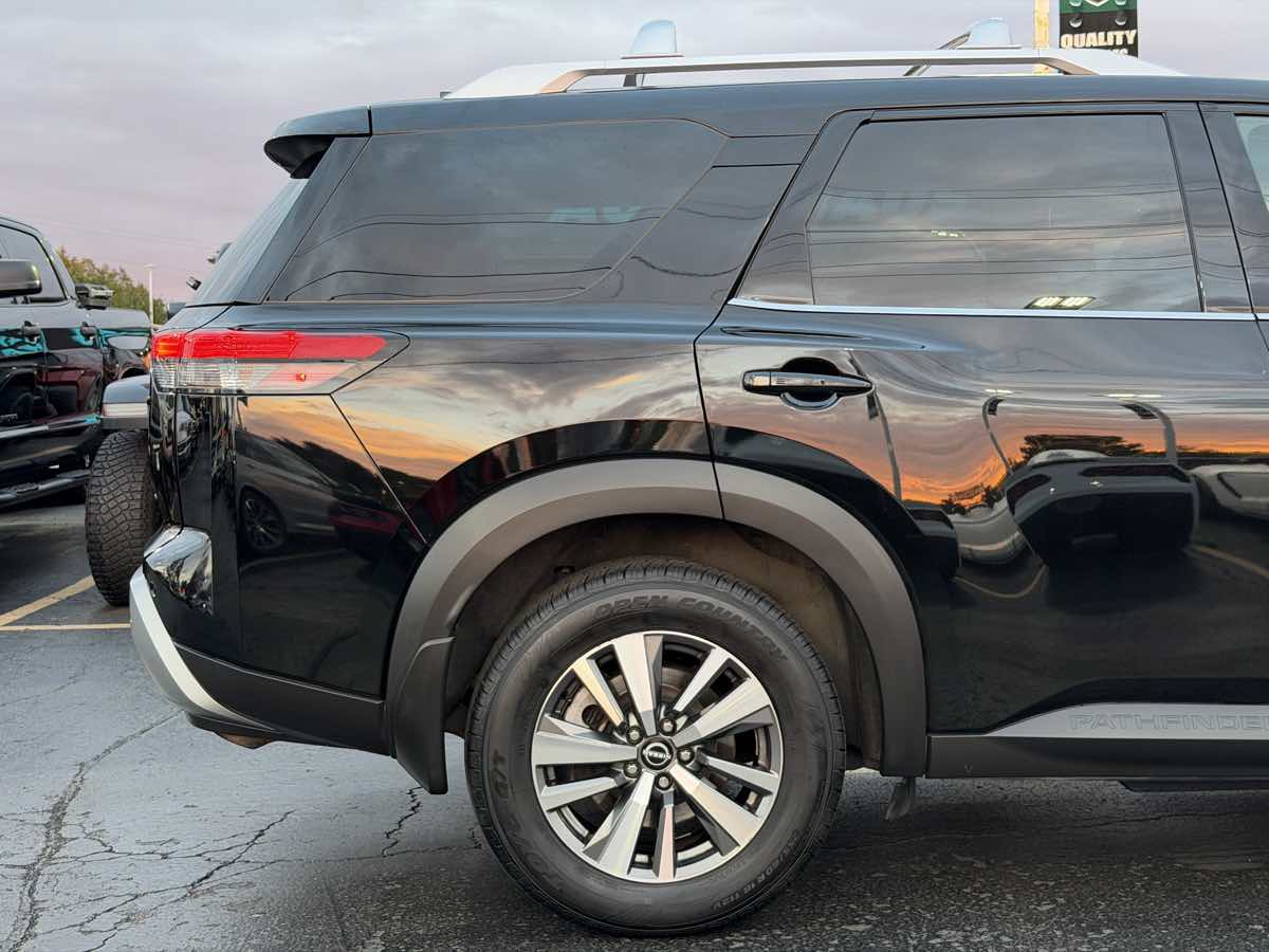 Photo 14 of this Nissan Pathfinder