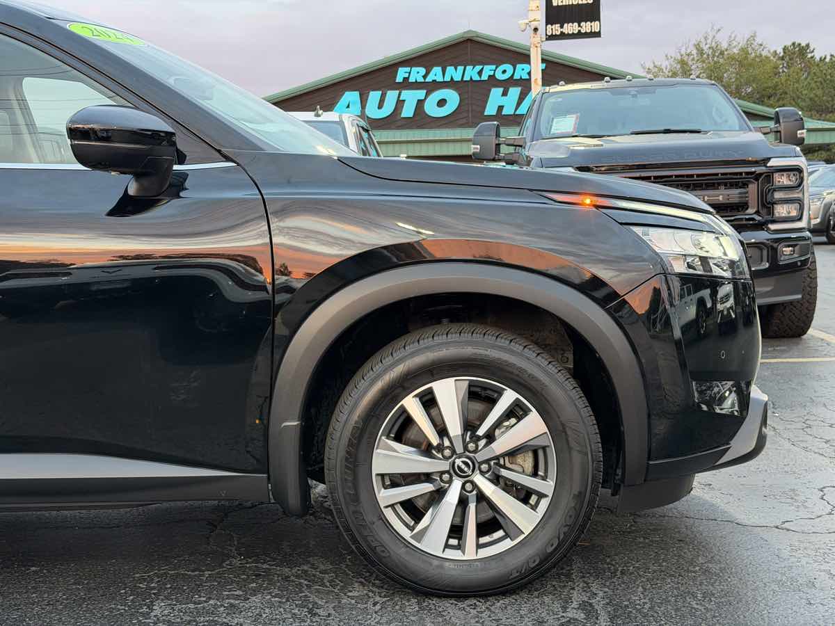 Photo 15 of this Nissan Pathfinder