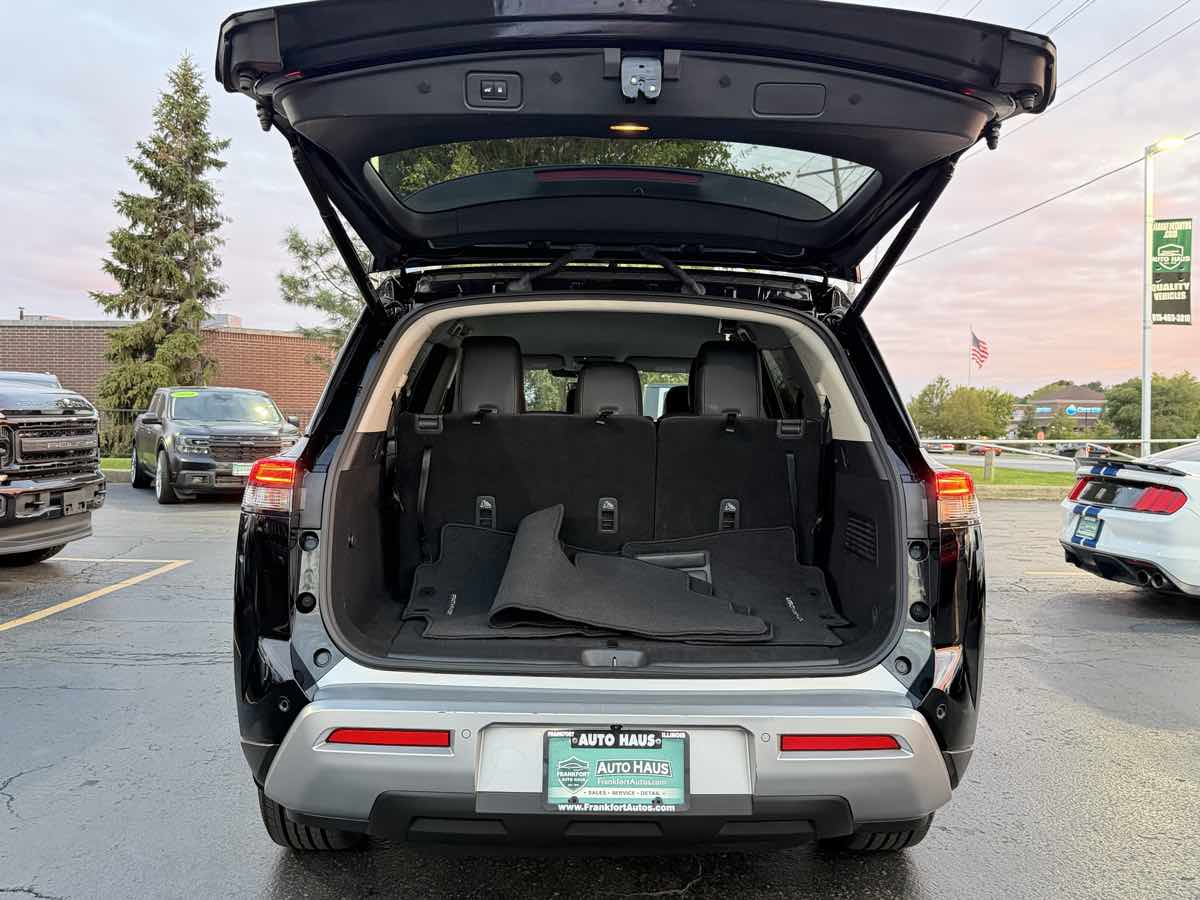 Photo 17 of this Nissan Pathfinder