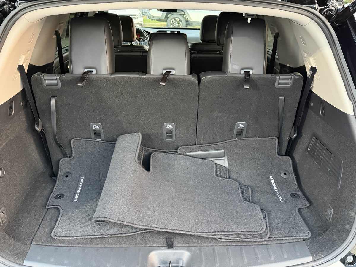 Photo 18 of this Nissan Pathfinder