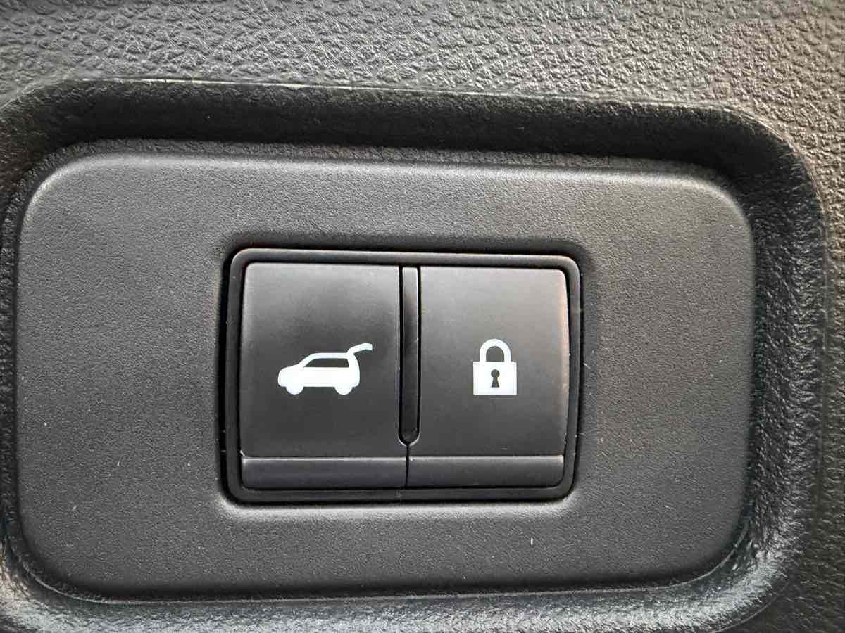 Photo 19 of this Nissan Pathfinder