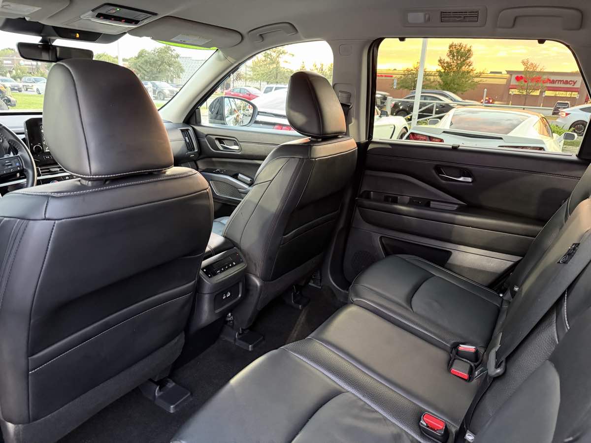 Photo 21 of this Nissan Pathfinder